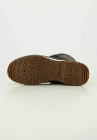 Rubberen zool met een patroon in de loop, in een combinatie van bruin en zwart. Ontworpen voor grip en duurzaamheid.
