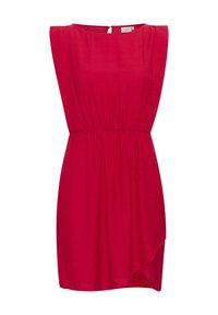 Robe rouge en tissu léger avec un col rond, des manches courtes style petit manchon, une taille cintrée et un ourlet asymétrique. Détail dos avec ouverture en trou de serrure.