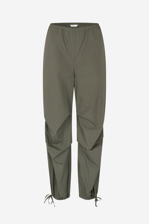 Pantalon léger de couleur vert olive avec une taille élastique, des chevilles froncées et une coupe décontractée. Fabriqué dans un tissu lisse et respirant.