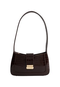 Borsa a spalla marrone in ecopelle con stampa coccodrillo, dalla texture liscia, con hardware dorato e chiusura a patta. Presenta un'unica tracolla curva.