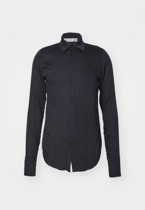 Langärmliges, dunkelblaues Hemd mit Knöpfen und spitzem Kragen, glatter Textur und abgerundetem Saum. Es verfügt über sechs Knöpfe auf der Vorderseite.
