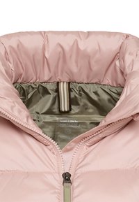 Gepolsterte Jacke in sanftem Rosa mit hohem Kragen, Reißverschluss und grünem Innenfutter. Verfügt über ein Etikett für recycelte Materialien und eine gestreifte Schlaufe.
