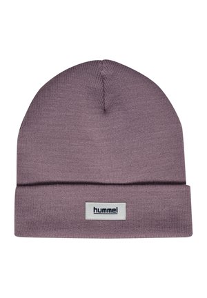 Lichtpaarse gebreide beanie met een omgeslagen rand en een wit rechthoekig label met "hummel" in zwarte letters aan de voorkant.