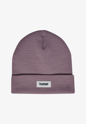Lyselilla strikket beanie med opfoldet kant og en hvid rektangulær lap mærket "hummel" med sorte bogstaver foran.