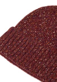 Beanie lavorato a maglia di color bordeaux con spruzzi di arancione e crema. Texture a coste con risvolto. Realizzato in lana spessa e calda.
