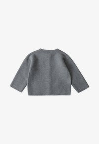 Grauer Strickpullover mit rundem Ausschnitt, überschnittenen Schultern und langen Ärmeln. Mit gerippten Abschlüssen und Saum, der eine strukturierte Optik zeigt.