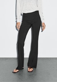 Massimo Dutti FLARE FIT WITH DARTS  - Broek - black