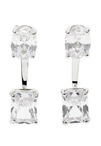 Srebrne kolczyki w kształcie kropli z owalnym kamieniem u góry i prostokątnym kamieniem na dole, oba osadzone w przezroczystych, fasetowanych cyrkoniach.