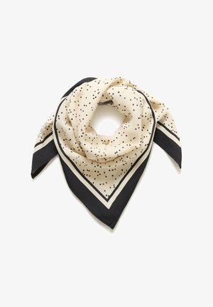 Svetlo bež kvadratna ruta z raztresenimi majhnimi črnimi pikami in črnimi robovi, zložena v rahel trikotnik na belem ozadju.