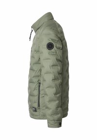 Jasnozielona kurtka puchowa z wysokim kołnierzem, zapięciem na zamek, teksturowanym pikowaniem i czarnym okrągłym logo na lewym rękawie.
