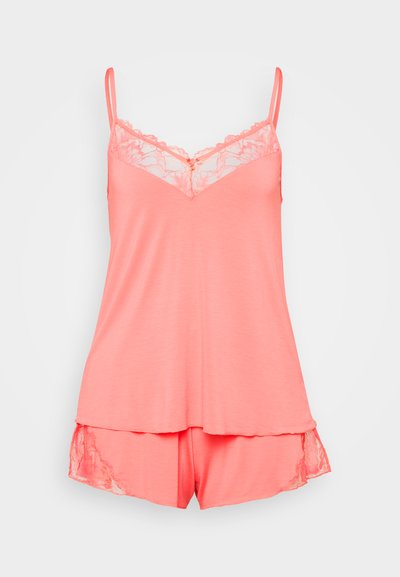 Koralen komplet pižame s two-piece oblikom, ki vključuje brezrokavni top z čipkastim robom in večplastno zasnovo, v kombinaciji s kratkimi hlačami s čipkastimi dodatki.