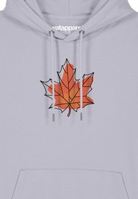 Grauer Hoodie mit einem großen orangefarbenen Ahornblatt-Design, das in Schwarz umrandet ist. Weicher Stoff mit Kordeln und einer Fronttasche.