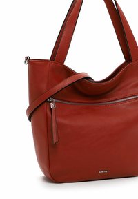 Borsa a tracolla rossa in pelle con tasca frontale con zip, tracolla regolabile, texture liscia e branding sottile sulla base.