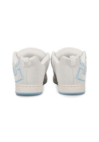 Niedrigschnitt-Sneaker aus hellgrauem Wildleder mit blauen Akzenten. Verfügt über einen gepolsterten Kragen, eine Gummisohle und ein gemustertes Profil für besseren Halt.