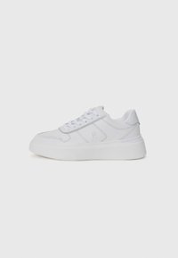 SNEAKER - Treniņu apavi - white
