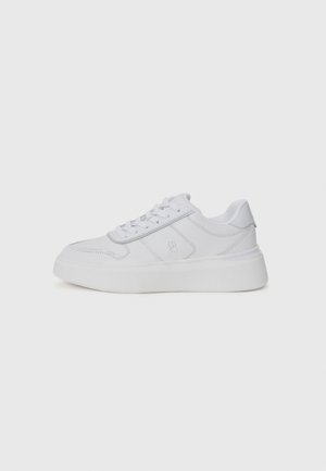 Trainers - white