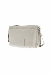 Borsa crossbody in tessuto beige con forma rettangolare, chiusura con zip, tracolla regolabile e design minimalista con branding discreto.