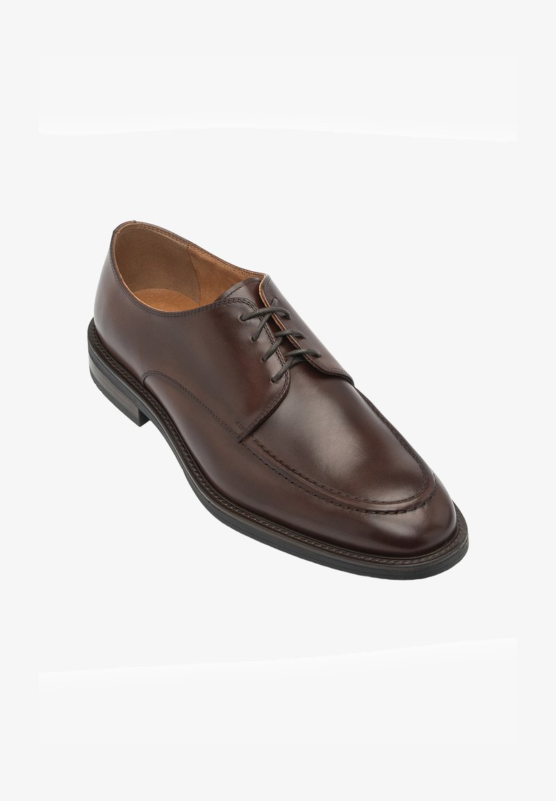 Brauner Herrenschuh aus Leder mit Schnürsenkeln, Nahtdetails und einer schwarzen Sohle, schräg von oben auf weißem Hintergrund dargestellt.