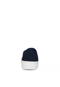 Sneaker in suede blu navy con suola in gomma bianca, caratterizzati da un retro arrotondato e un design semplice e minimalista.