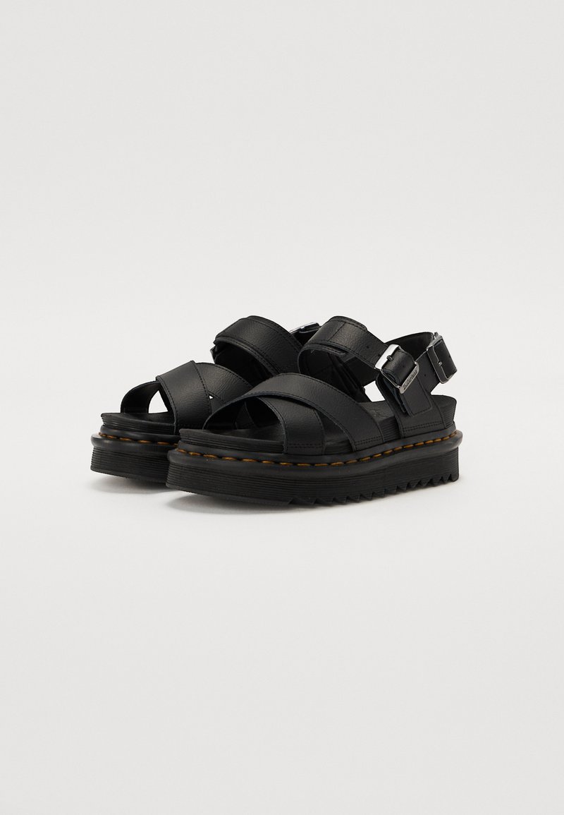 Schwarze Plattform-Sandaletten mit mehreren breiten Riemen und einer verstellbaren Schnalle. Texturierte Sohlen mit einem kontrastierenden genähten Detail.