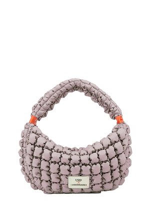 Kleine fliederfarbene Handtasche mit gepolsterter Steppstruktur, gerafftem Griff und weißem Etikett mit der Aufschrift "UNIO x LES VISIONNAIRES" vorne.