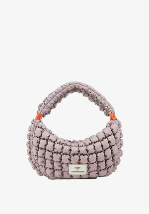 Piccola borsa lilla con trama trapuntata gonfia, manico arricciato ed etichetta bianca con la scritta "UNIO x LES VISIONNAIRES" sul davanti.