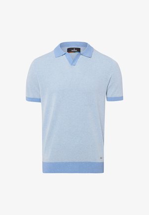Hellblaues Poloshirt mit kurzen Ärmeln und strukturierter Strickoptik, kontrastierender Kragen, Ärmelbündchen und Saum, vor weißem Hintergrund dargestellt.