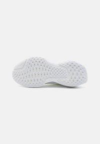 Sole di scarpa atletica bianca con superficie testurizzata, caratterizzata da un motivo a rete e bordi arrotondati. Materiale in gomma per aderenza e durata.