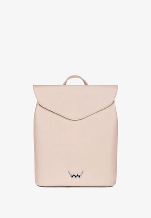 Hellrosa Leder-Rucksack mit einem Umschlagdeckel und einem Tragegriff oben. Verfügt über ein silbernes Logo vorne und eine glatte Textur.