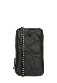 Portefeuille en cuir noir avec une surface texturée, présentant un design matelassé et une bandoulière en chaîne argentée. Fermeture zippée avec détail de logo.
