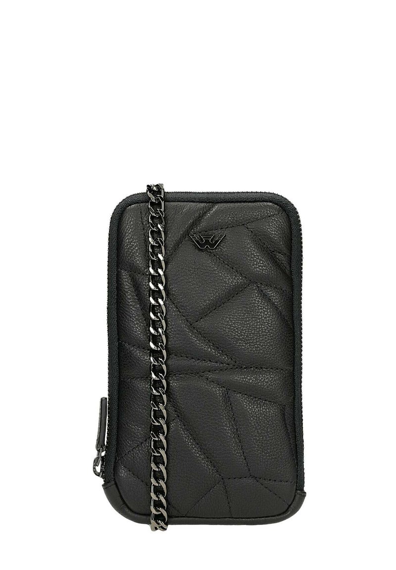 Portefeuille en cuir noir avec une surface texturée, présentant un design matelassé et une bandoulière en chaîne argentée. Fermeture zippée avec détail de logo.