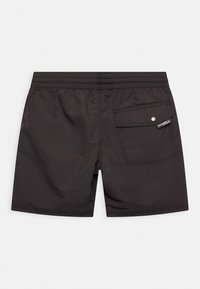 Shorts da piscina neri con vita elastica, dotati di una tasca posteriore con chiusura a scatto e del logo del marchio sulla tasca.