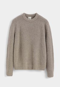 Pull à col rond à manches longues de couleur brun clair avec un tricot doux et texturé, présenté sur un fond gris clair uni.
