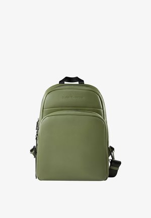 Olijfgroene Victoria Hyde London rugzak met voorzak met rits, zwarte handgreep en verstelbare schouderband op witte achtergrond.