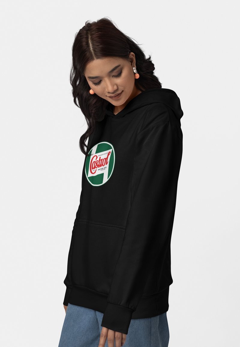 Felpa nera realizzata in tessuto morbido, con tasca frontale e un logo circolare "Castrol" in verde e rosso. Maniche lunghe con polsini a costine.