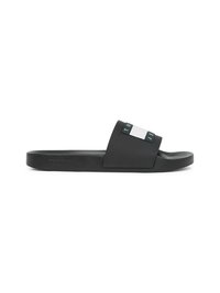 Sandal de slide preto com uma alça larga apresentando um destaque retangular branco e texto em relevo. Feito de borracha com uma textura suave.