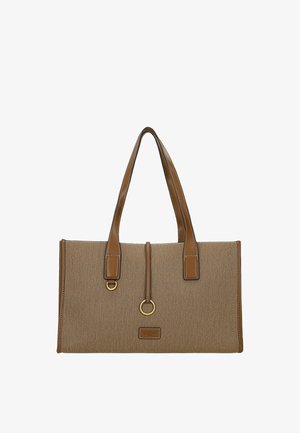 Rechthoekige bruine stoffen tas met lichtbruine leren riemen, gouden ringen en contrasterende stiksels, met een klein leren merkpatch aan de voorkant.