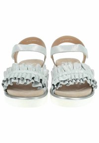 Lichtgrijze sandalen met een gerimpelde band, metalen accenten en een gevoerde binnenzool. Voorzien van verstelbare enkelbandjes en een witte platformzool.
