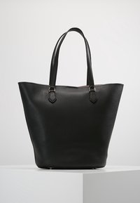 Zwarte draagtas van textuurleer, met twee handvatten en goudkleurige hardware. Het heeft een gestructureerde, driehoekige vorm.