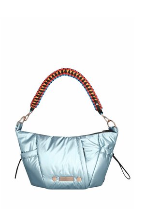 Sac à main légèrement matelassé bleu clair avec une large bandoulière tressée multicolore et une fermeture éclair, agrémenté de petits accents métalliques sur le devant.