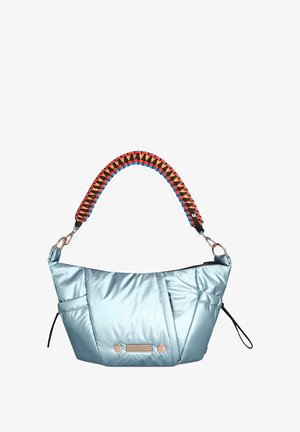 Sac à main légèrement matelassé bleu clair avec une large bandoulière tressée multicolore et une fermeture éclair, agrémenté de petits accents métalliques sur le devant.