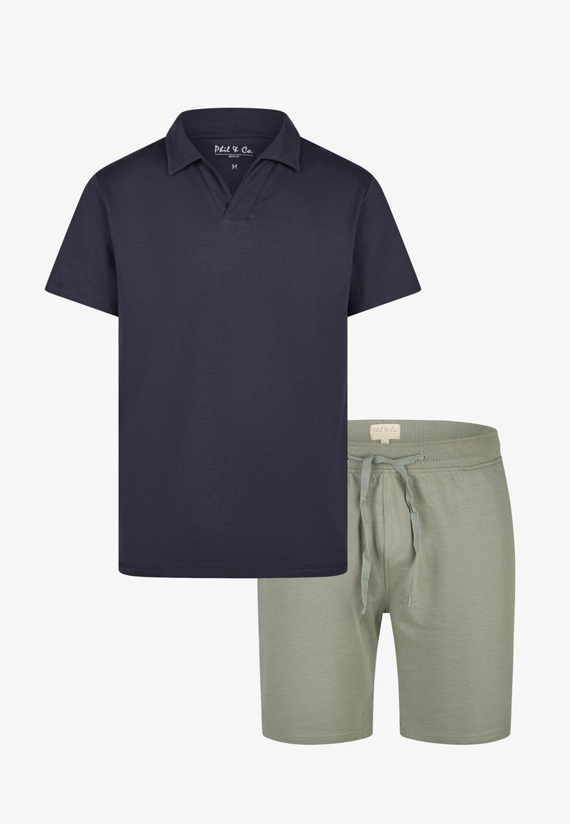 Granatowa koszulka polo z krótkim rękawem i dekoltem w serek oraz jasnoszare szorty z sznurkiem. Bawełniany materiał, prosty krój i luźny fason.