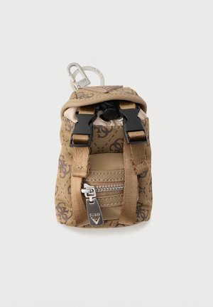 Kleine beige buidel met donker logo patroon, zwarte gespsluitingen, voorzak met rits en zilveren metalen karabijnhaak bevestigd.