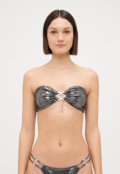 Bikini bandeau argento metallico con tessuto arricciato, elementi hardware a forma di stella e un charm al centro, con slip coordinato.