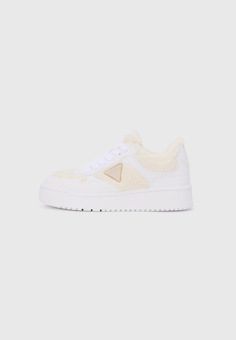 Weiße Sneaker mit flauschigen cremefarbenen Akzenten, strukturierten Seitenpanels, einem dreieckigen Logo und einer dicken weißen Sohle. Die Schnürsenkel sind auffällig hervorgehoben.