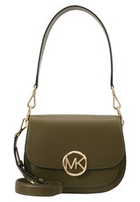 Sac bandoulière en cuir vert olive avec fermoir logo MK doré, rabat arrondi et bandoulière amovible avec ferrures dorées.