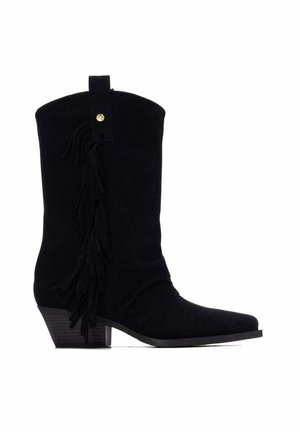 Bota de vaquero de ante negro hasta media pantorrilla con detalle de flecos en el lateral y tacón medio apilado sobre fondo blanco.
