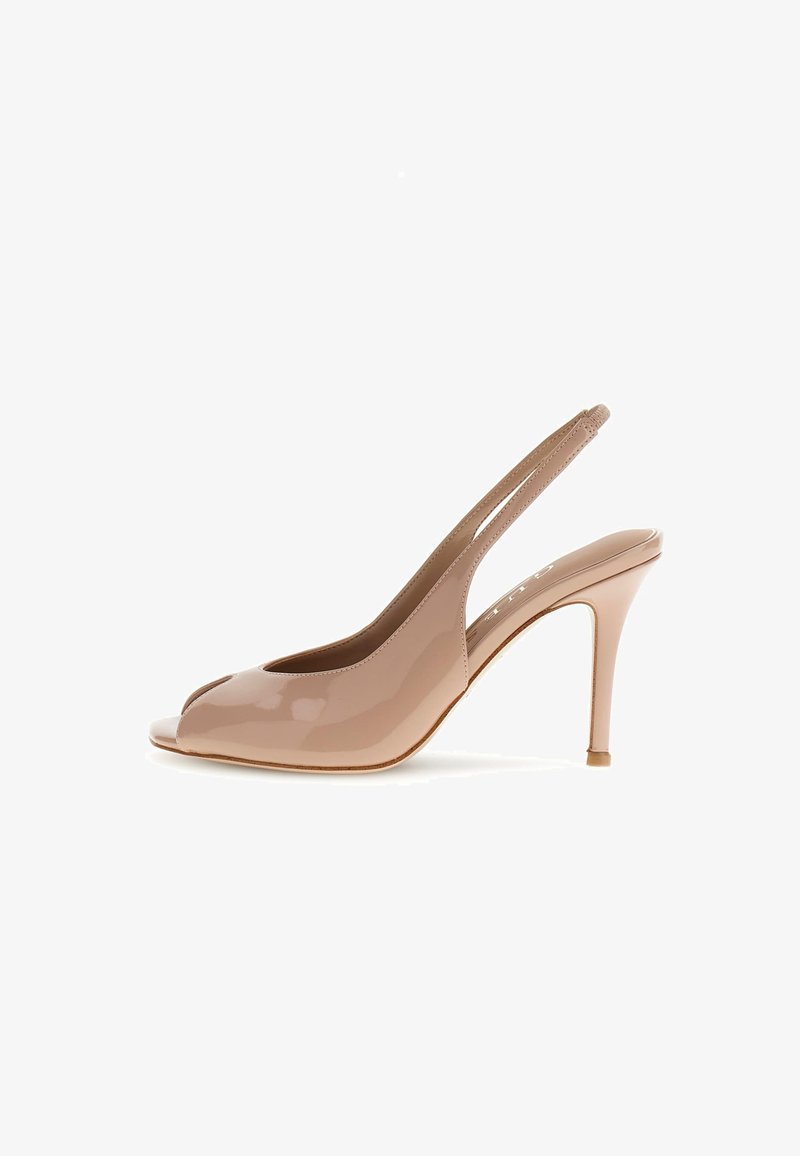 Chaussure à talon haut beige en cuir verni avec bride arrière, bout ouvert et talon aigu en slim, vue de côté sur fond blanc.