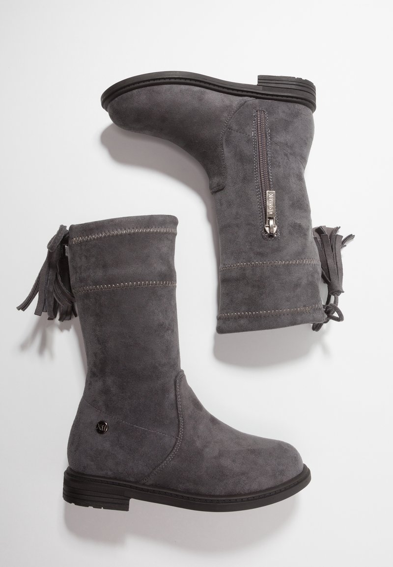 Bottes en suede grises mi-mollet avec des semelles noires, fermeture éclair sur une botte et franges décoratives à l'arrière.
