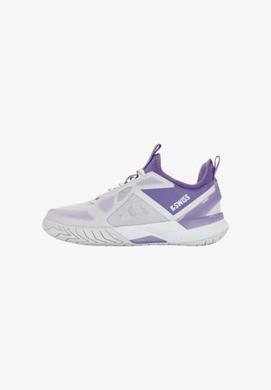Chaussure de sport violette et blanche avec une tige en mesh texturé, une semelle en caoutchouc et des accents géométriques distinctifs. Comprend des lacets et une languette de traction.